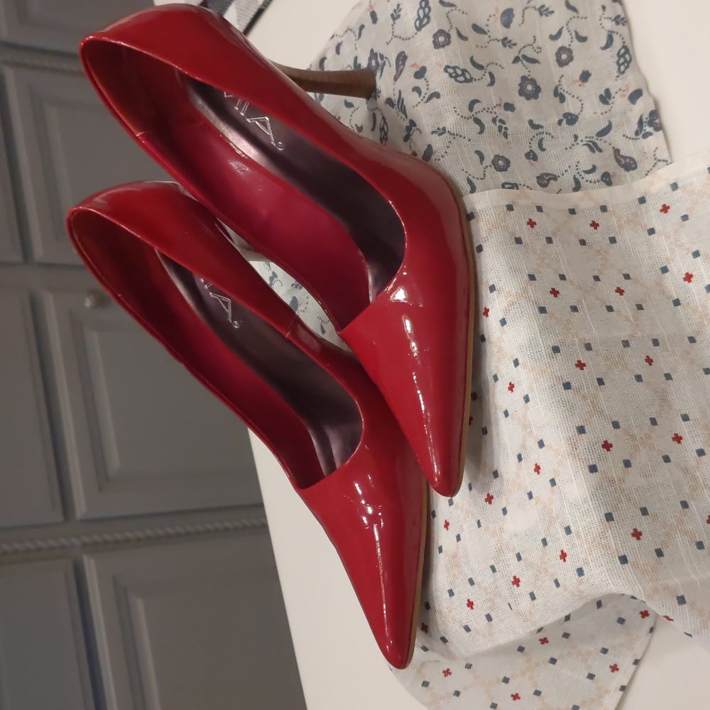 Beautiful classic red pumps